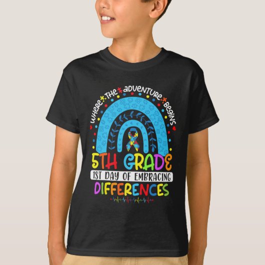 違いを受け入れる最初の日5年生の自閉症 Tシャツ (正面)