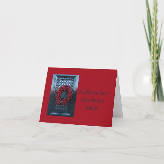 違うドア – クリスマスリースの新しいアドレスカード シーズンカード (正面)