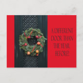 違うドア – クリスマスリースの新しいアドレスカード ポストカード (正面)