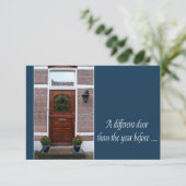 違うドア – クリスマスリースの新しいアドレスカード 招待状 (スタンド正面)