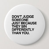違う罪を犯すので人を判断してはいけない 缶バッジ (正面)