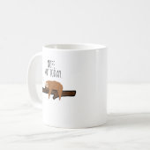 違う。今日じゃない!枝の上で眠っているナマケモノ コーヒーマグカップ (正面左)