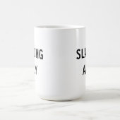 遠くになマグのあくせく働くこと コーヒーマグカップ (中央)