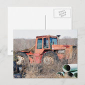 遠くにな断念された古く大きく赤いトラクターの錆つくこと ポストカード (正面/裏面)