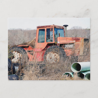 遠くにな断念された古く大きく赤いトラクターの錆つくこと ポストカード