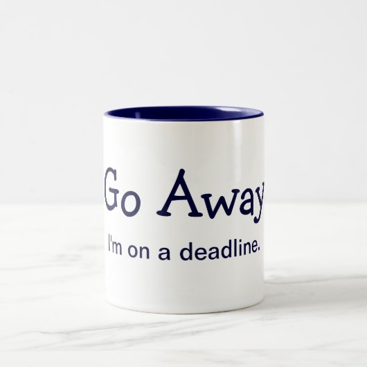 遠くにに行って下さい。 私は締切にあります。 (マグ) ツートーンマグカップ (中央)