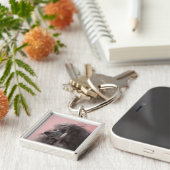 遠くにに見ている犬 キーホルダー (側面)