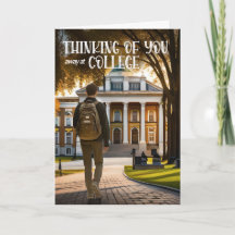 遠くに大学考えの男子学生