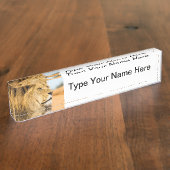 遠くに見ている大きいライオン デスクネームプレート (側面)