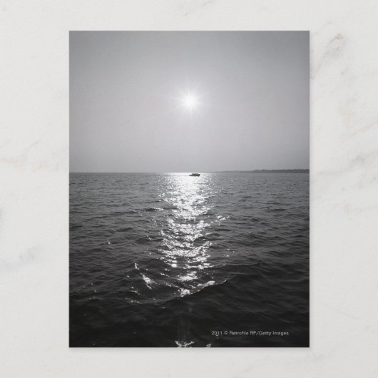 遠くのボートで海 ポストカード (正面)