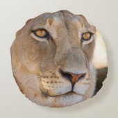 遠くを見つめるライオンのポートレート ラウンドクッション (裏面)