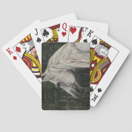 遠くを見つめる灰色の牡馬 トランプ