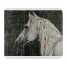 遠くを見つめる灰色の石馬