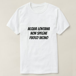 遠く離れた水は手近な火を消さイタリアンぬ Tシャツ