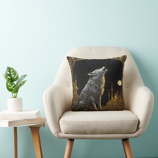 遠威厳のあるくの月に照らされた都市で狼が吠える クッション (椅子)