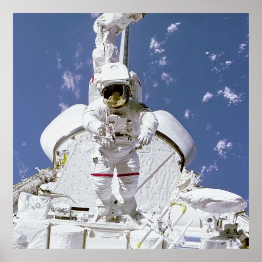 遠隔マニピュレータシステムに装着された宇宙飛行士 ポスター (正面)