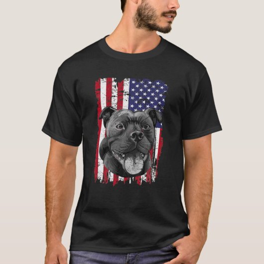遭難アメリカ国旗（犬）スタッフォードブルテリア Tシャツ (正面)