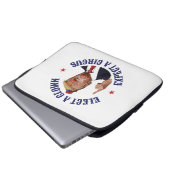 選ピエロ、サーカスを期待 – アンチトランプ ラップトップスリーブ (正面下部)