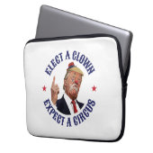 選ピエロ、サーカスを期待 – アンチトランプ ラップトップスリーブ (正面左)