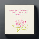 選択感動的引用文 フォトプラーク<br><div class="desc">励感動的ましやる気を起こさせるて支え前向きるための言葉と引用文文字読：自分らしく。普通にしようとは思わない。見積書の下には蓮の花/スイレンの輪郭が描かれている。花びらはピンクで縁取られ、葉は緑で縁取られた。背景は繊細な卵殻の白。</div>