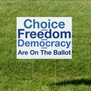 選択、自由、民主主義が投票されている アウトドアサイン