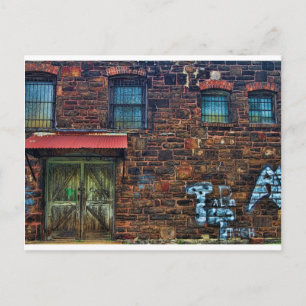 遺棄されたグラフィティブリック建物バー窓 ポストカード