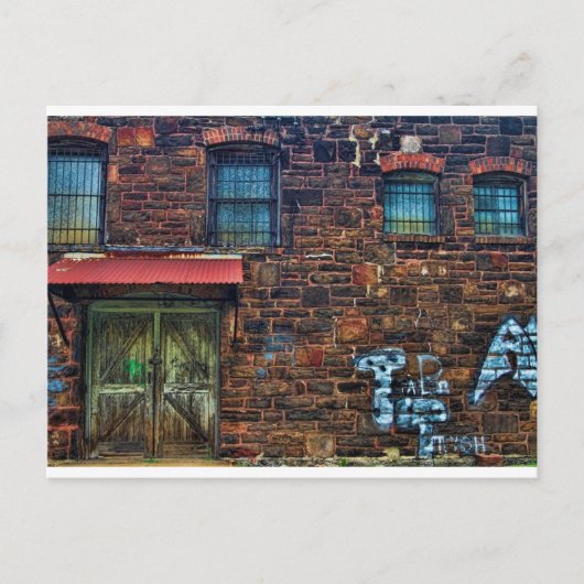 遺棄されたグラフィティブリック建物バー窓 ポストカード (正面)