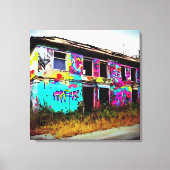 遺棄された家とグラフィティカラフル キャンバスプリント (正面)