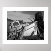 遺棄された難破船の白黒の写真 ポスター (正面)
