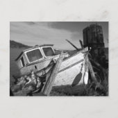 遺棄された難破船の白黒の写真 ポストカード (正面)