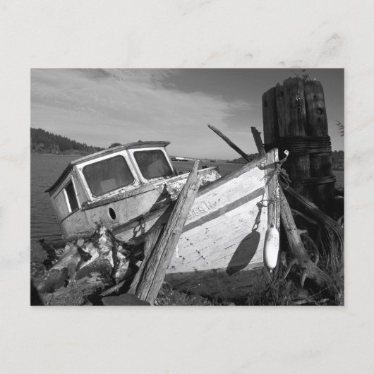 遺棄された難破船の白黒の写真 ポストカード (正面)