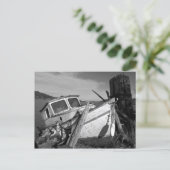 遺棄された難破船の白黒の写真 ポストカード (スタンド正面)