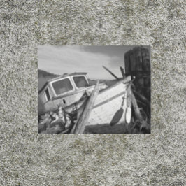 遺棄された難破船の白黒 メタルプリント