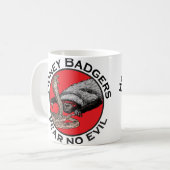 邪悪なバドスハニーバッガー赤い動物アートを恐れない コーヒーマグカップ (正面左)