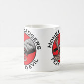 邪悪なバドスハニーバッガー赤い動物アートを恐れない コーヒーマグカップ (中央)