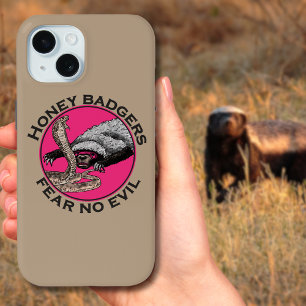 邪悪なピンクのラーテルのBadass動物の芸術を恐れないで下さい iPhone 15ケース