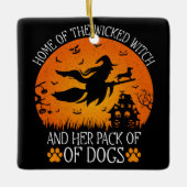 邪悪な魔女の家と犬の群れクール セラミックオーナメント (正面)