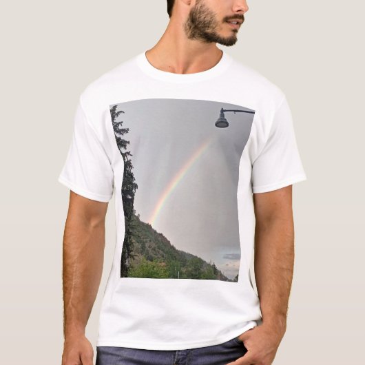 郊外の街灯に掛かるカラフルな虹 Tシャツ (正面)