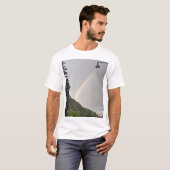 郊外の街灯に掛かるカラフルな虹 Tシャツ (正面フル)