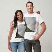 郊外の街灯に掛かるカラフルな虹 Tシャツ (ユニセックス)