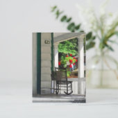 郊外 - スイングチェアとゼラニウムのあるポーチ ポストカード (スタンド正面)