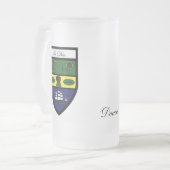 郡はマグの地図を描きましたり及び頂点に達します フロストグラスビールジョッキ (正面左)