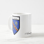 郡アーマーの地図及び頂上のマグ コーヒーマグカップ (正面左)