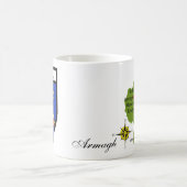 郡アーマーの地図及び頂上のマグ コーヒーマグカップ (中央)