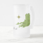 郡コルクの地図及び頂上のマグ フロストグラスビールジョッキ (正面右)