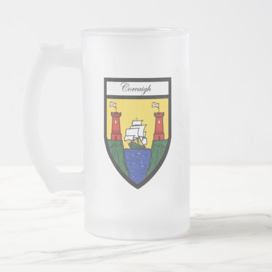 郡コルクの地図及び頂上のマグ フロストグラスビールジョッキ (左)