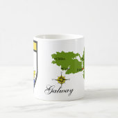 郡ゴールウェイの地図及び頂上のマグ コーヒーマグカップ (中央)