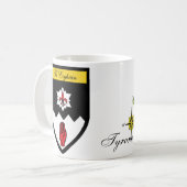 郡タイロンの地図及び頂上のマグ コーヒーマグカップ (正面左)