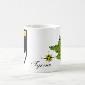 郡タイロンの地図及び頂上のマグ コーヒーマグカップ (中央)