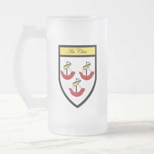 郡ドクレアの地図及び頂上のマグ フロストグラスビールジョッキ (左)